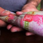 رواتب بلا عدالة: العراقيون بين الاستنزاف والحرمان