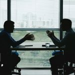 بين صخب الخطاب وهدوء المنطق: كيف تُبنى الأوطان؟