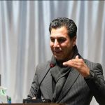 على قاعة الديوان .. للشاعر تعريف آخر للوطنية !